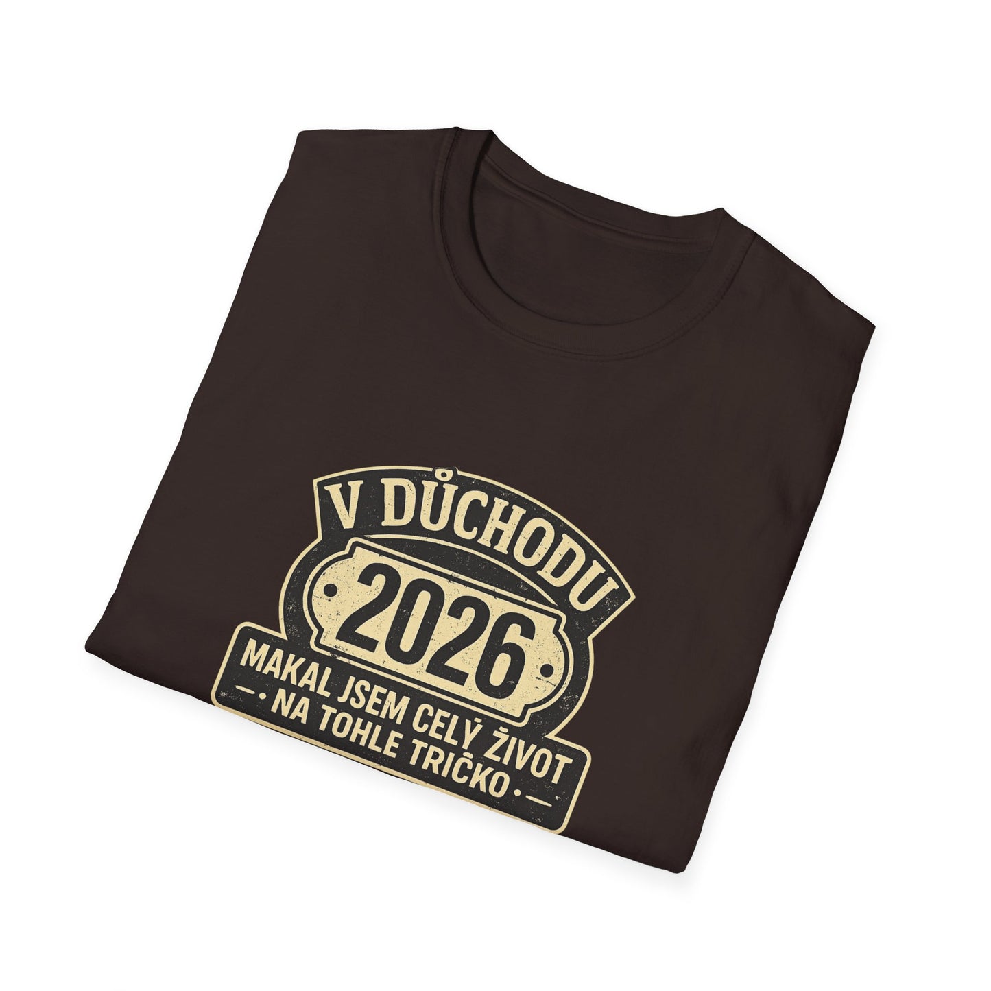 Tmavě hnědé tričko s potiskem V DŮCHODU 2026 a štítkem
