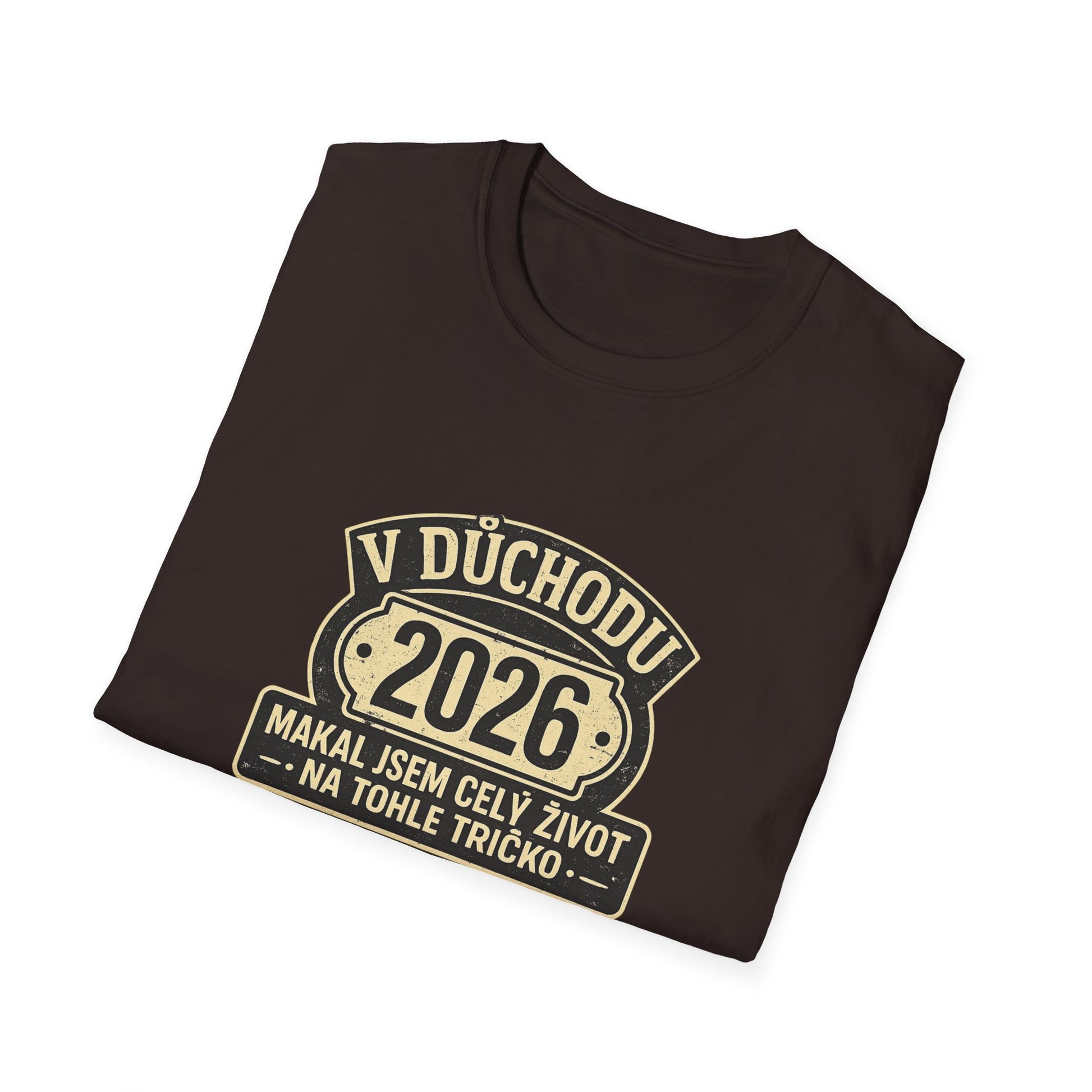 Tmavě hnědé tričko s potiskem V DŮCHODU 2026 a štítkem