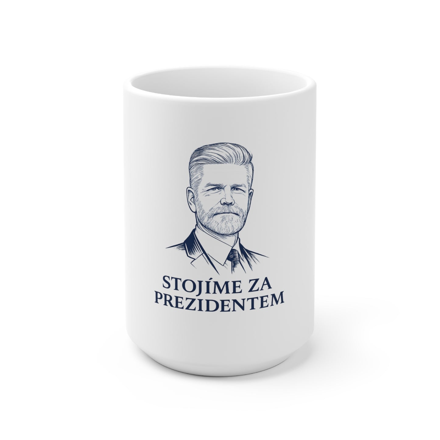 Bílý keramický hrnek s portrétem a nápisem STOJÍME ZA PREZIDENTEM