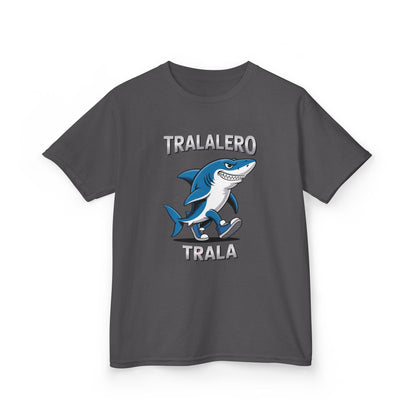 Tmavě šedé dětské tričko s kresleným žralokem v teniskách